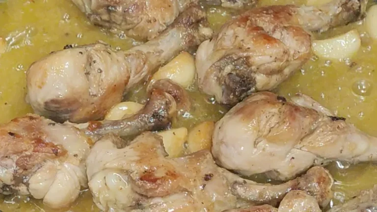 Receta de pollo al ajillo con ajos dorados y salsa de vino blanco en sartén