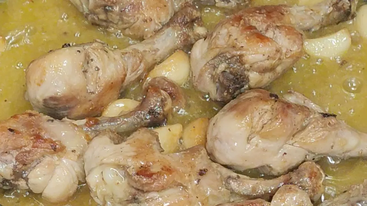 Receta de pollo al ajillo con ajos dorados y salsa de vino blanco en sartén