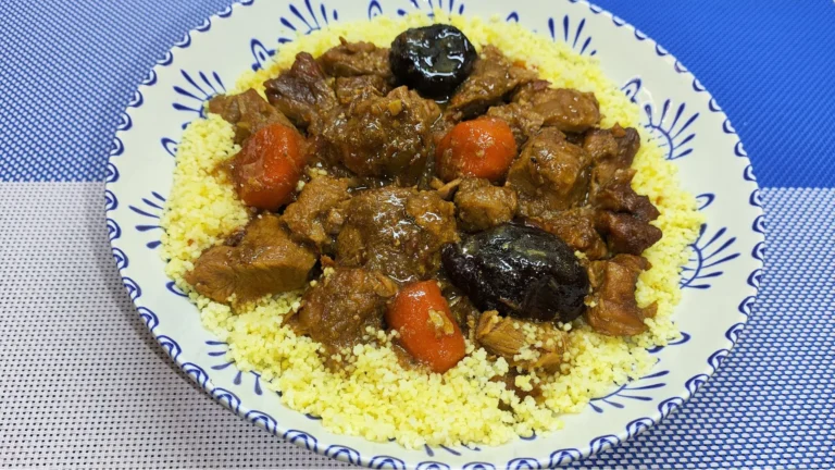 Tajine de pavo guisado con especias, zanahorias y ciruelas sobre cous-cous