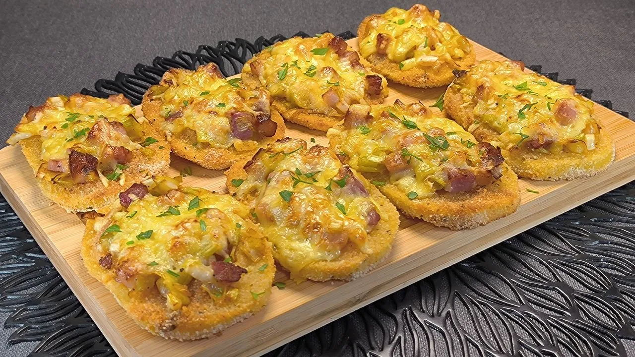 Patatas al Horno con Bacon y Queso: 3 Pasos para un Resultado Increíble 1 Patatas al horno con bacon y queso dispuestas en una bandeja de horno.