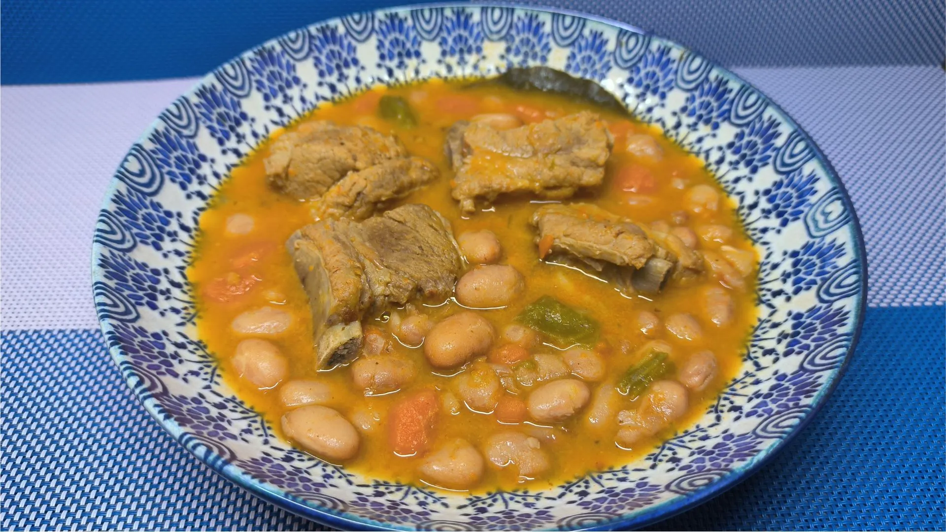 Alubias pintas guisadas con costillas de cerdo en salsa, receta de Cocina con Flory