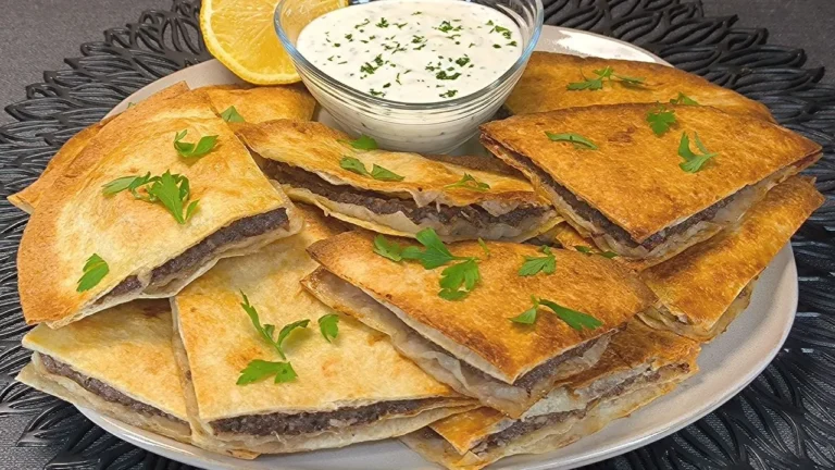 arayes en freidora de aire, cortados en triángulos y dorados en la freidora de aire.