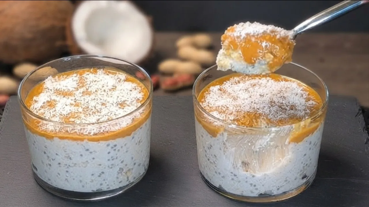 Avena Cremosa con Coco y Crema de Cacahuete: 1 Desayuno Increíble 1 Tazón de porridge de avena cremosa con coco y crema de cacahuete, virutas de chocolate negro y un toque de crema de cacahuate en la superficie.