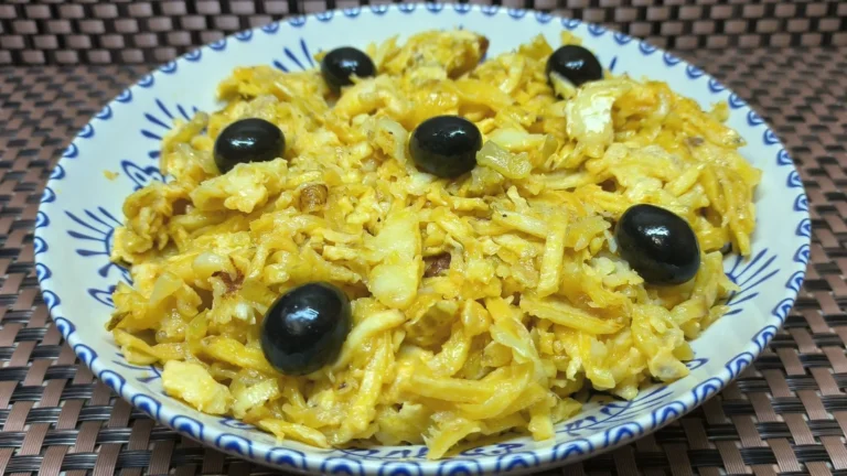 Trozos de bacalao dorado con pan rallado, receta tradicional de Cocina con Flory