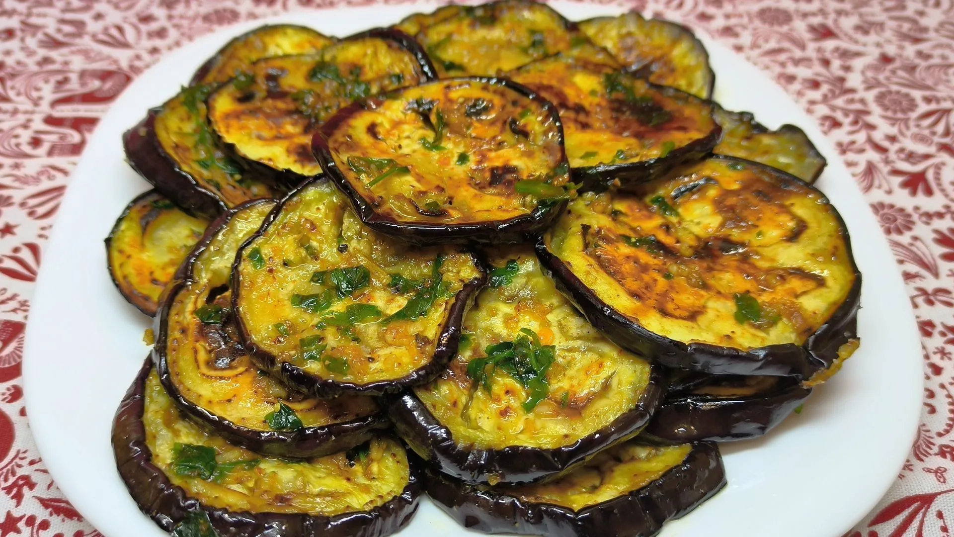 Rodajas de berenjena salteadas con ajo picado y perejil fresco, receta de Cocina con Flory