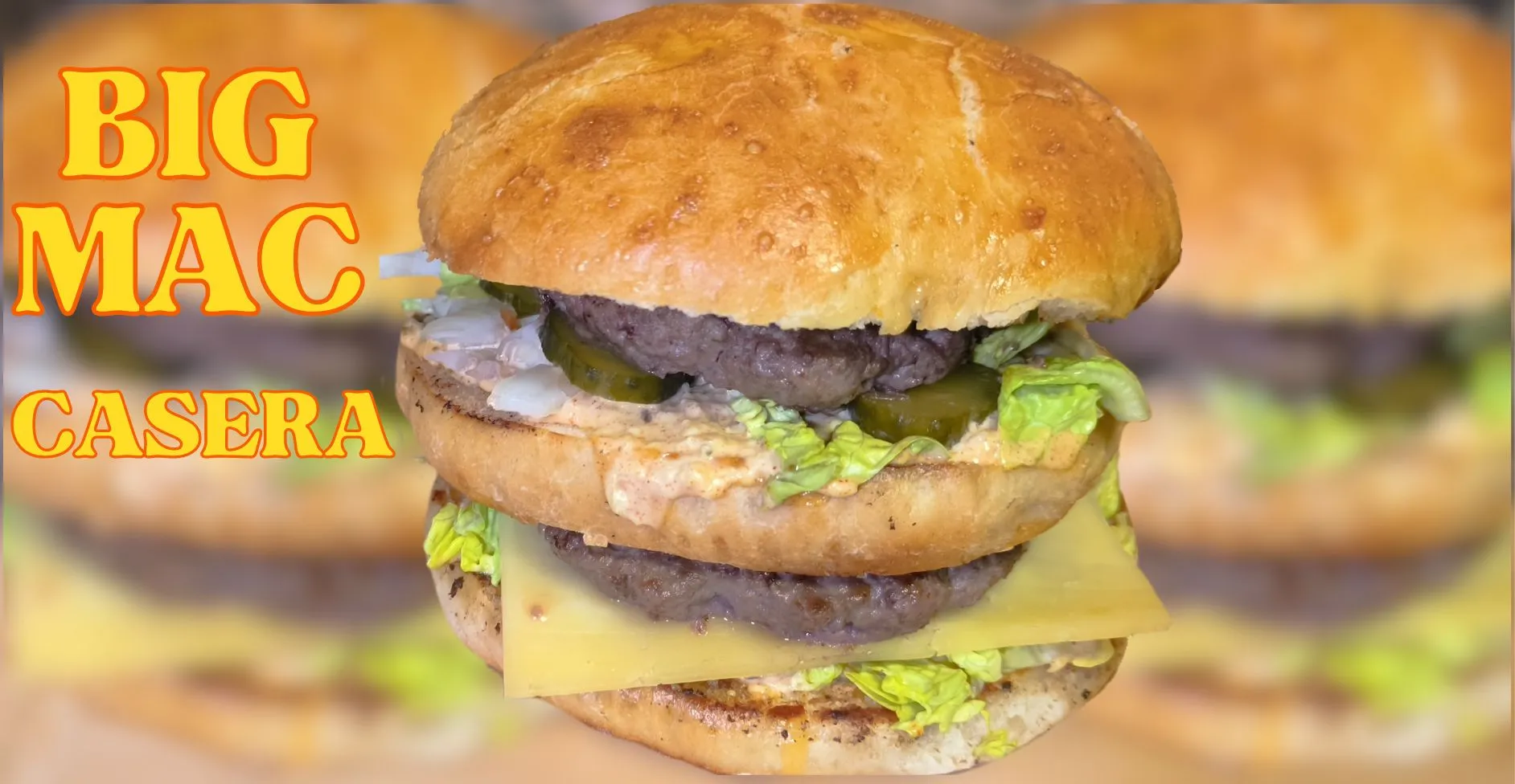 Hamburguesa tipo Big Mac casera con queso, lechuga y salsa especial