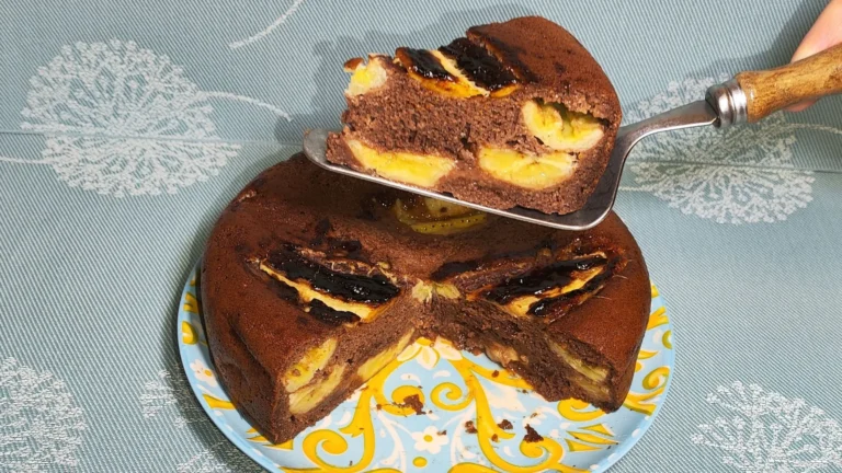 Porción de bizcocho casero de plátano y chocolate, jugoso y esponjoso, receta de Cocina con Flory