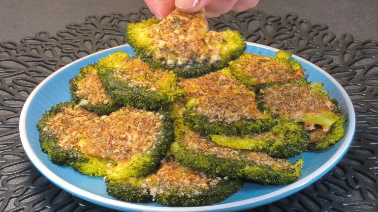 Chips de brócoli aplastado con parmesano horneados hasta quedar crujientes y dorados