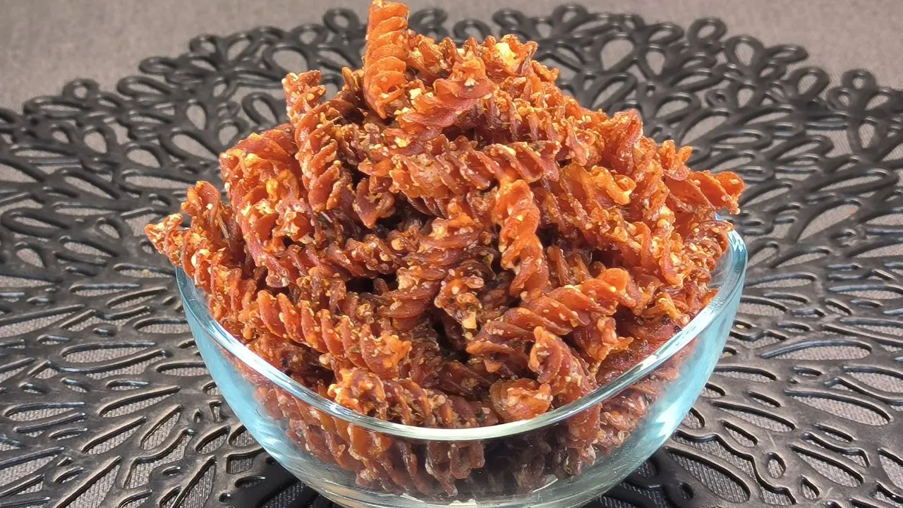 Pasta de Lentejas Crujiente: 1 Increíble Snack Saludable en 15 Minutos 1 pasta de lentejas crujiente sazonadas con especias dentro de la cesta de una freidora de aire.