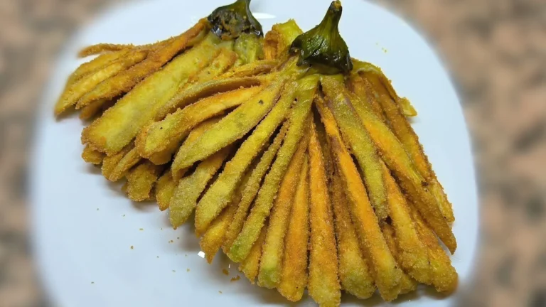 Crema de berenjena (fregona de berenjena) casera servida en un cuenco, receta de Cocina con Flory