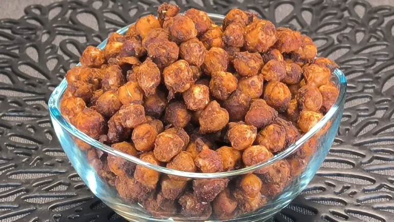 Plato de garbanzos guisados con canela y especias en un bol