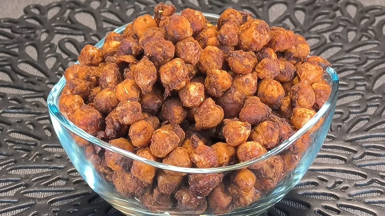 Plato de garbanzos guisados con canela y especias en un bol