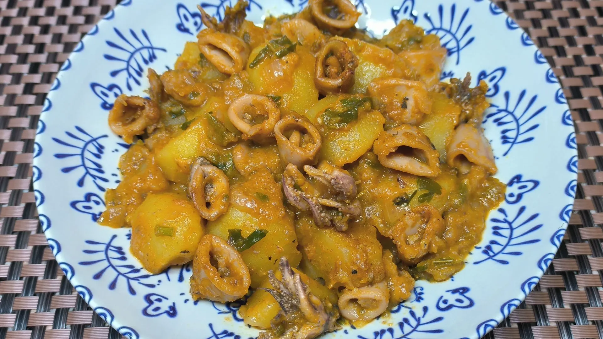 Patatas guisadas con calamares en salsa, receta de Cocina con Flory