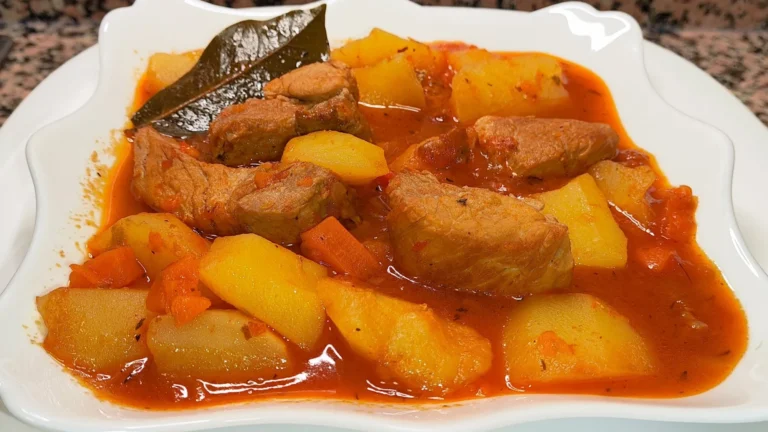 Guiso casero de patatas con carne de cerdo en salsa, receta de Cocina con Flory