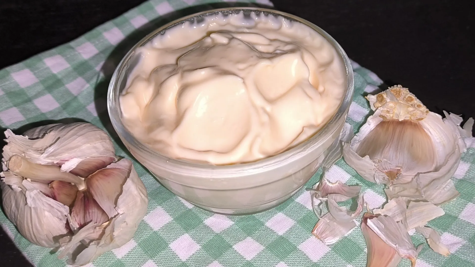 Mayonesa casera con ajo en un cuenco, receta cremosa de Cocina con Flory