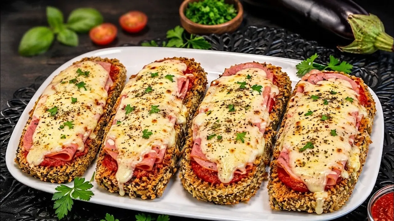 Milanesas de Berenjena a la Napolitana en Airfryer: 3 Secretos para que Queden Súper Crujientes y SIN Freír 1 Milanesas de berenjenas a la napolitana gratinadas con queso fundido, salsa de tomate y orégano sobre papel de horno