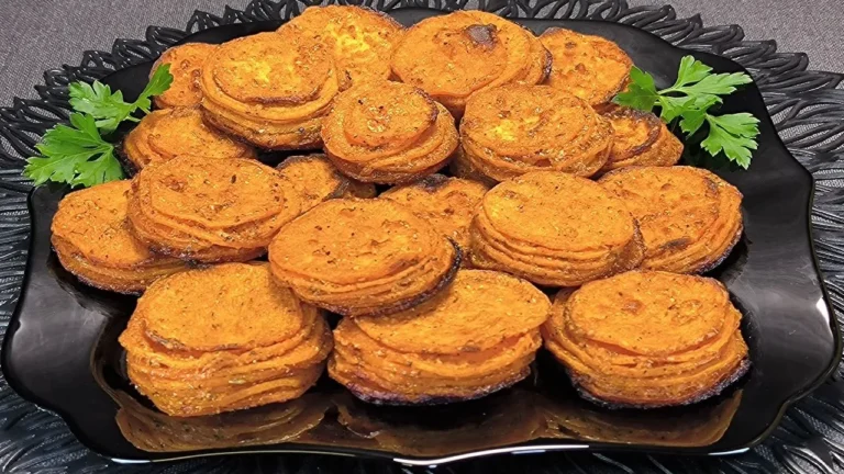 Milhojas de láminas finas de boniato asadas al horno con hierbas aromáticas y bordes crujientes