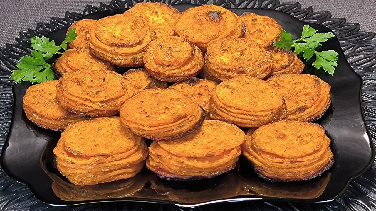 Milhojas de láminas finas de boniato asadas al horno con hierbas aromáticas y bordes crujientes