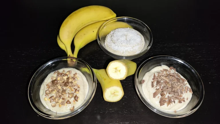 Mousse de plátano cremosa servida en vaso transparente, receta de Cocina con Flory