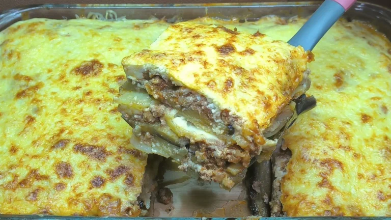 Musaka griega casera con capas de berenjena, carne picada y bechamel, receta de Cocina con Flory