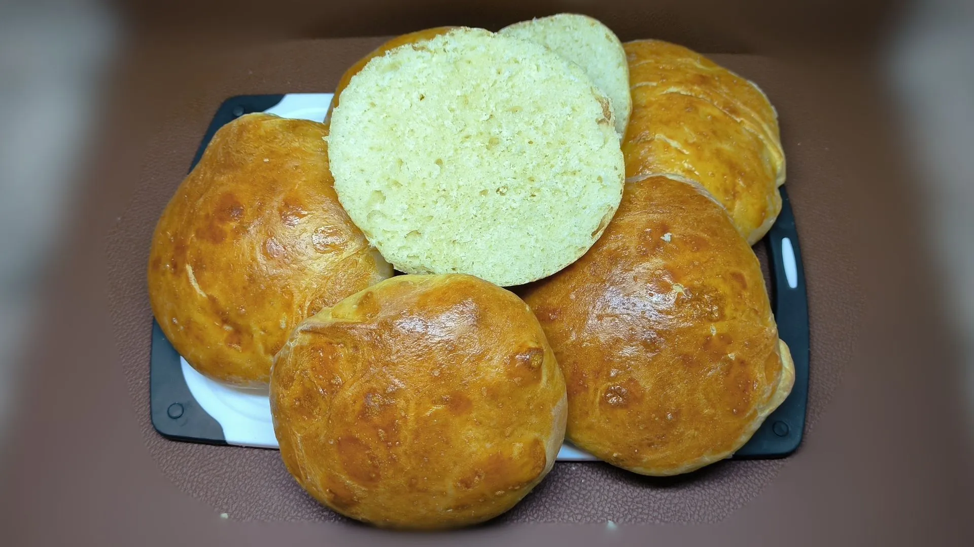 Pan de hamburguesa artesanal dorado y esponjoso, receta de Cocina con Flory