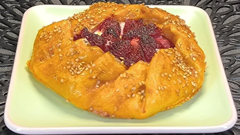 Pastelitos de papel de arroz rellenos de crema de ricotta y rodajas de fresas frescas hechos en freidora de aire