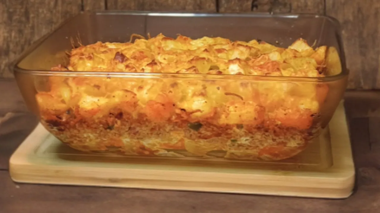 Porción de pastel de patatas y carne picada gratinado con queso, mostrando las capas de puré y relleno de carne.