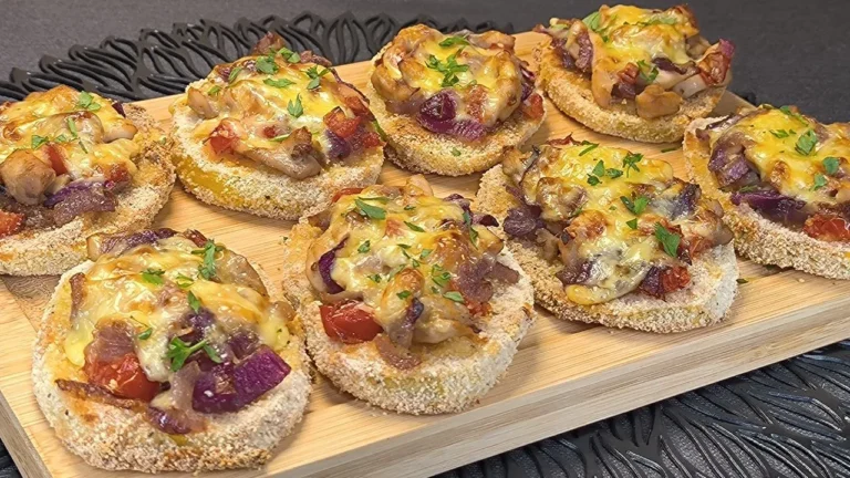 Bandeja de patatas gajo rebozadas y crujientes acompañadas de trozos de pollo asado y láminas de cebolla roja caramelizada al horno.