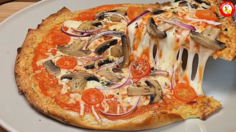 Pizza casera de masa fina cubierta con queso cottage cremoso, láminas de champiñones frescos y aros de cebolla roja sobre una tabla de madera.