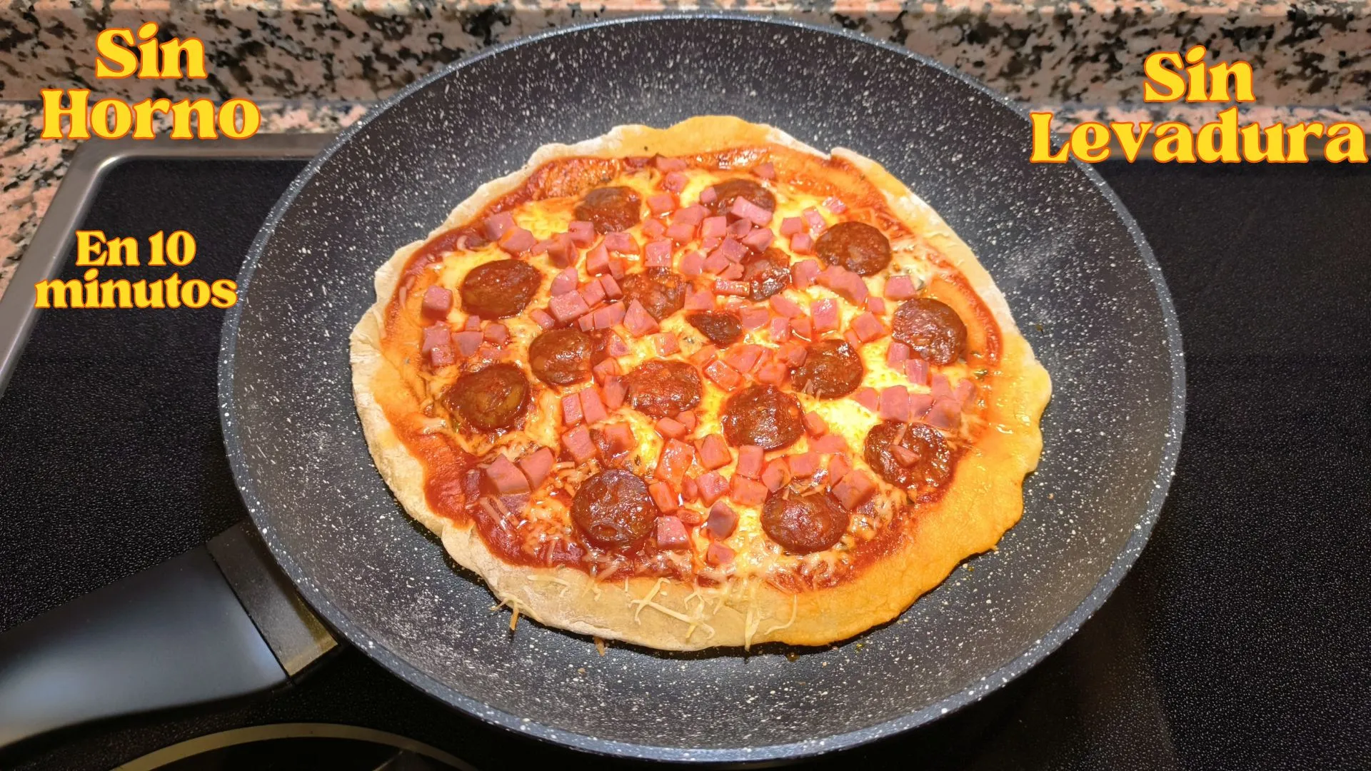 Pizza casera cocinada en sartén con queso fundido y masa dorada, receta de Cocina con Flory