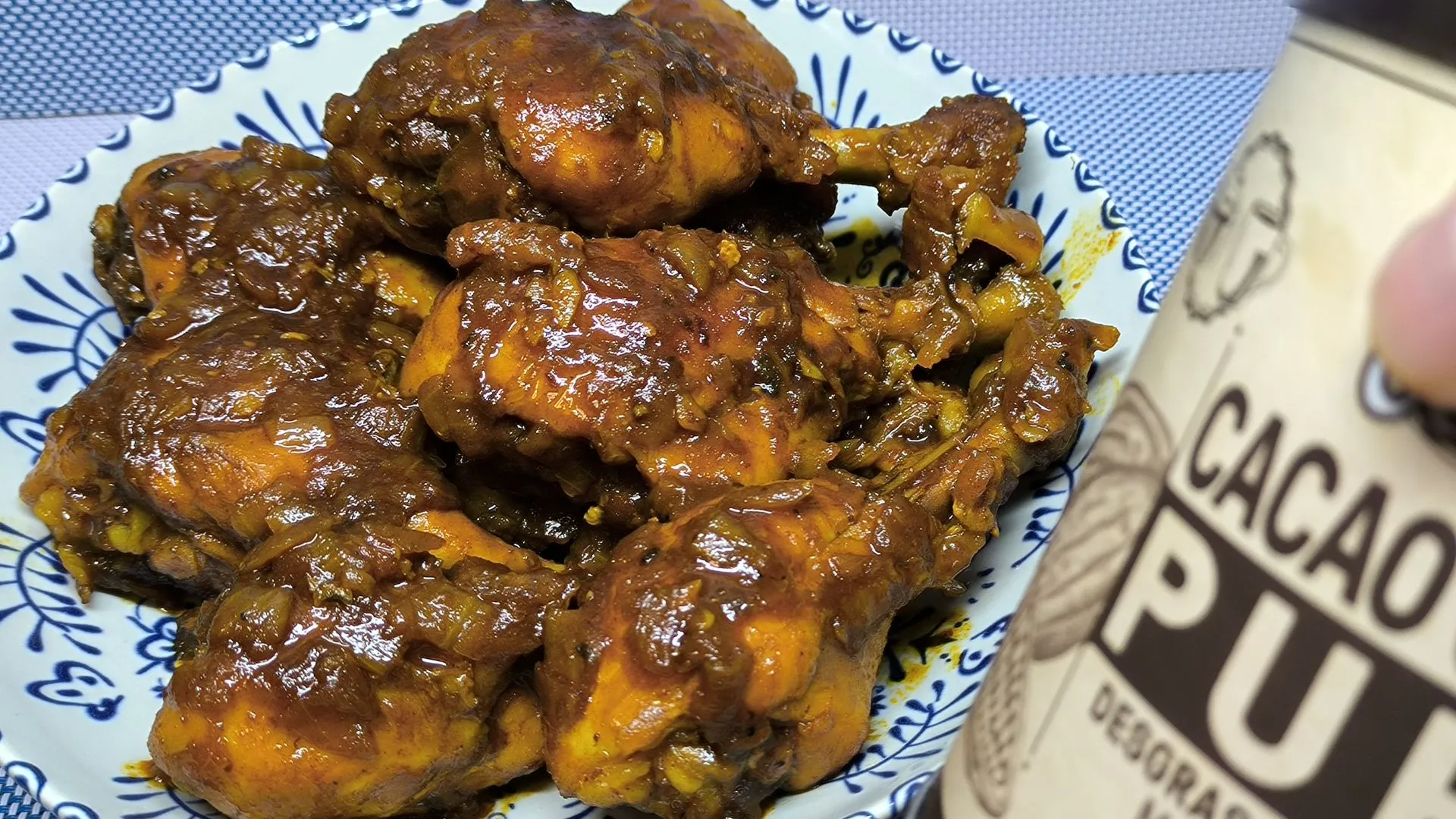 Trozo de pollo glaseado con salsa de chocolate, receta salada-dulce de Cocina con Flory