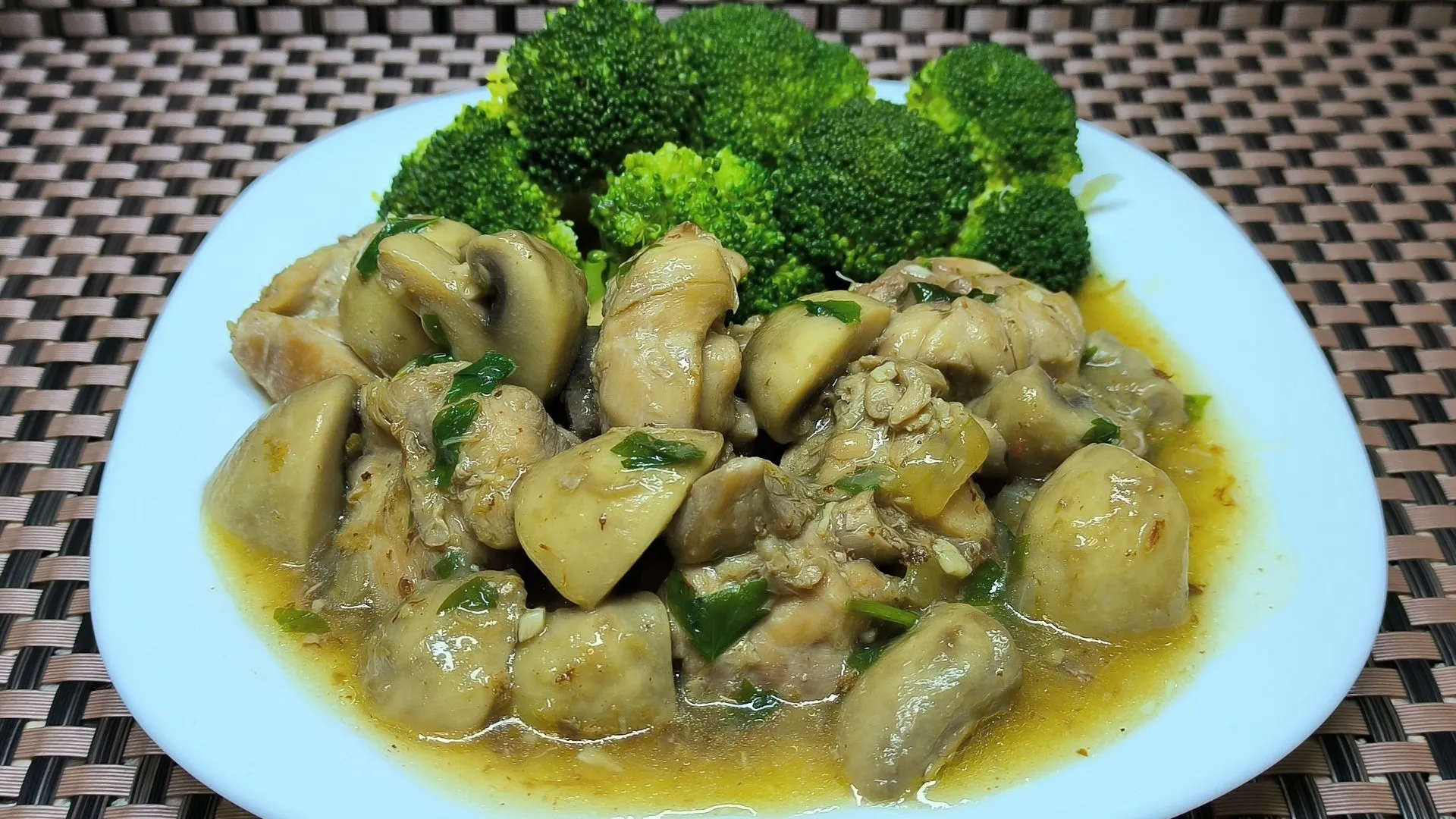 Trozos de pollo salteados con champiñones y salsa, receta de Cocina con Flory