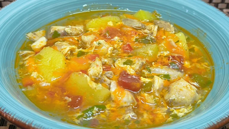 Plato de sopa de pollo con verduras casera servido en un cuenco, receta de Cocina con Flory