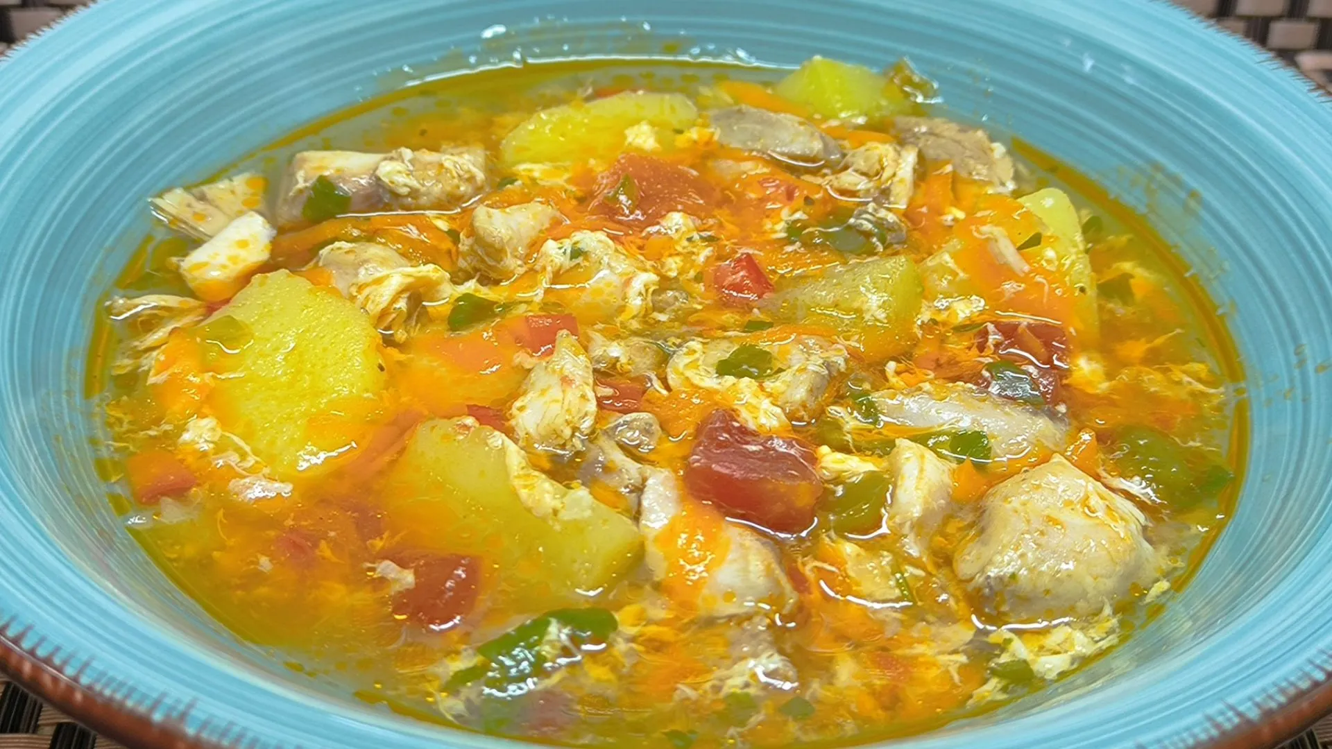 Plato de sopa de pollo con verduras casera servido en un cuenco, receta de Cocina con Flory