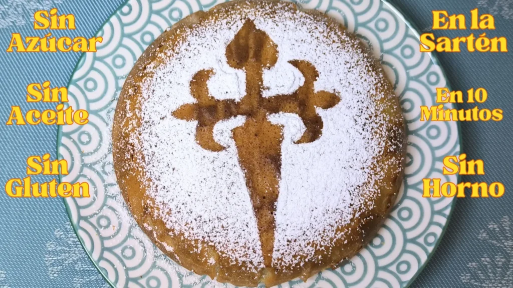 Tarta de Santiago clásica de almendra espolvoreada con azúcar glass y la silueta de la Cruz de Santiago en el centro.