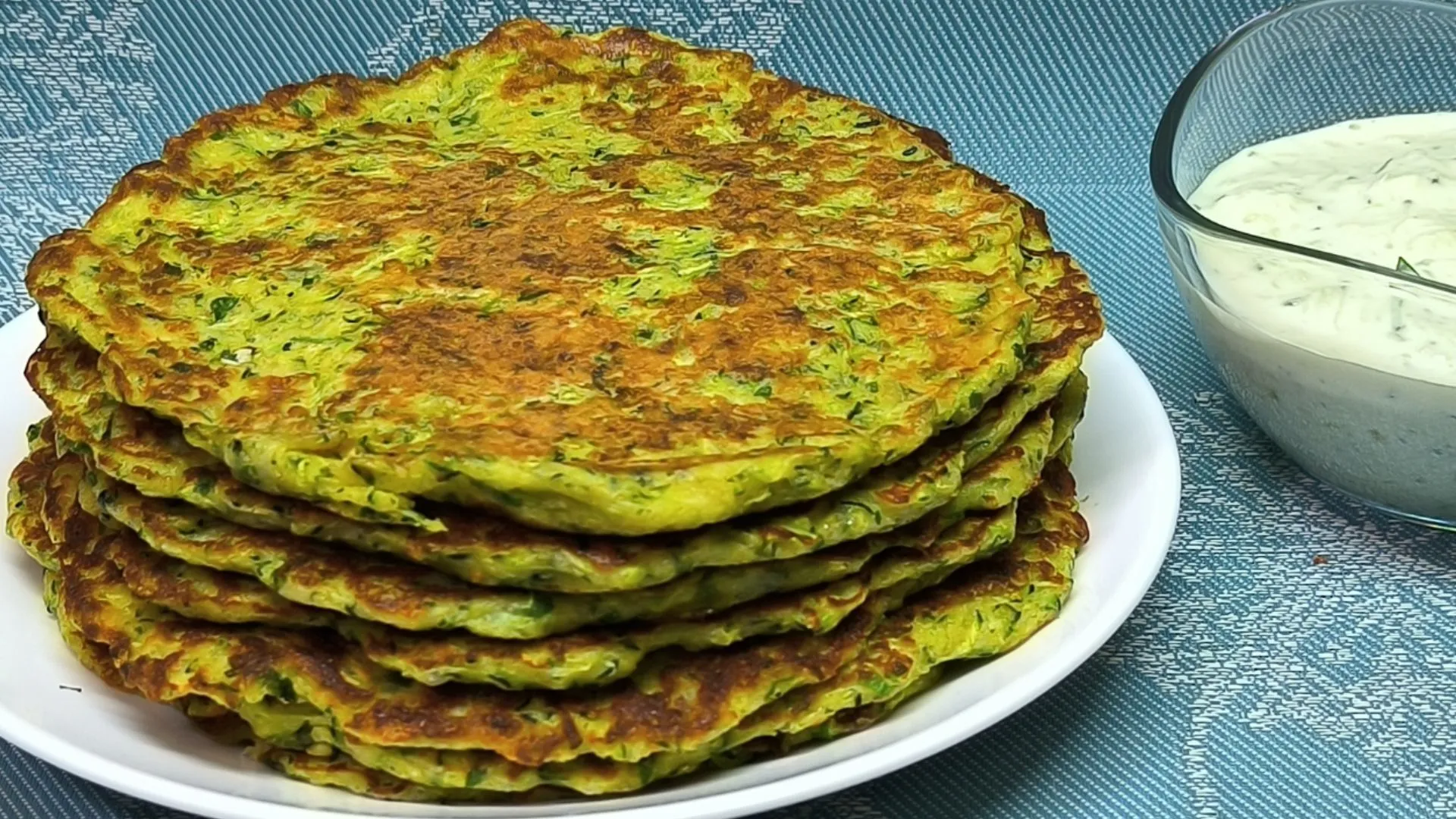 Tortitas saludables de calabacín y avena doradas en la plancha, receta de Cocina con Flory