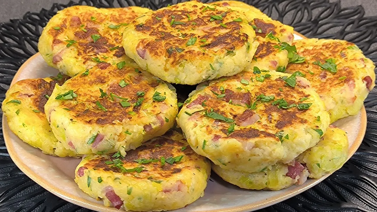 Tortitas de patata rallada con trozos de bacon y puerro picado dorándose en una sartén con poco aceite.