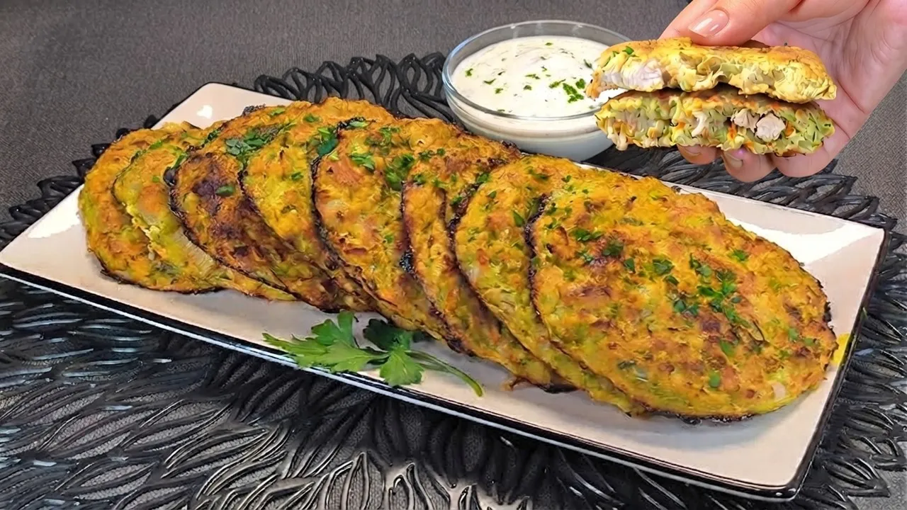 Tortitas de pollo y verduras al horno, servidas en un plato con la marca de agua Cocina con Flory.